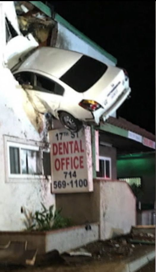 В Калифорнии водитель на скорости влетел на второй этаж стоматологической клиники
