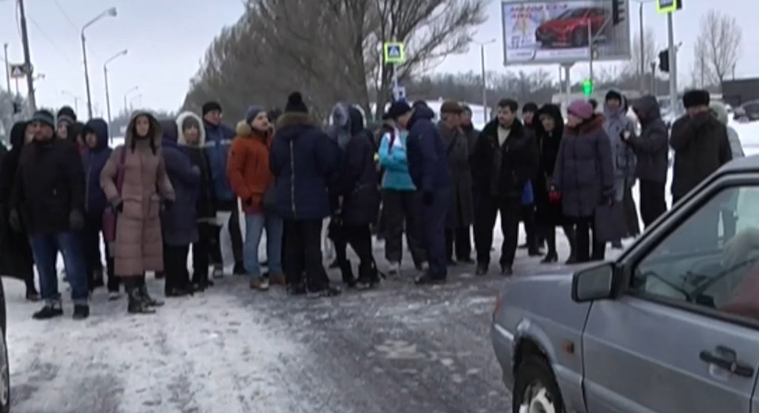 Сотни жителей Днепра перекрыли трассу, потому что не могут доехать до работы