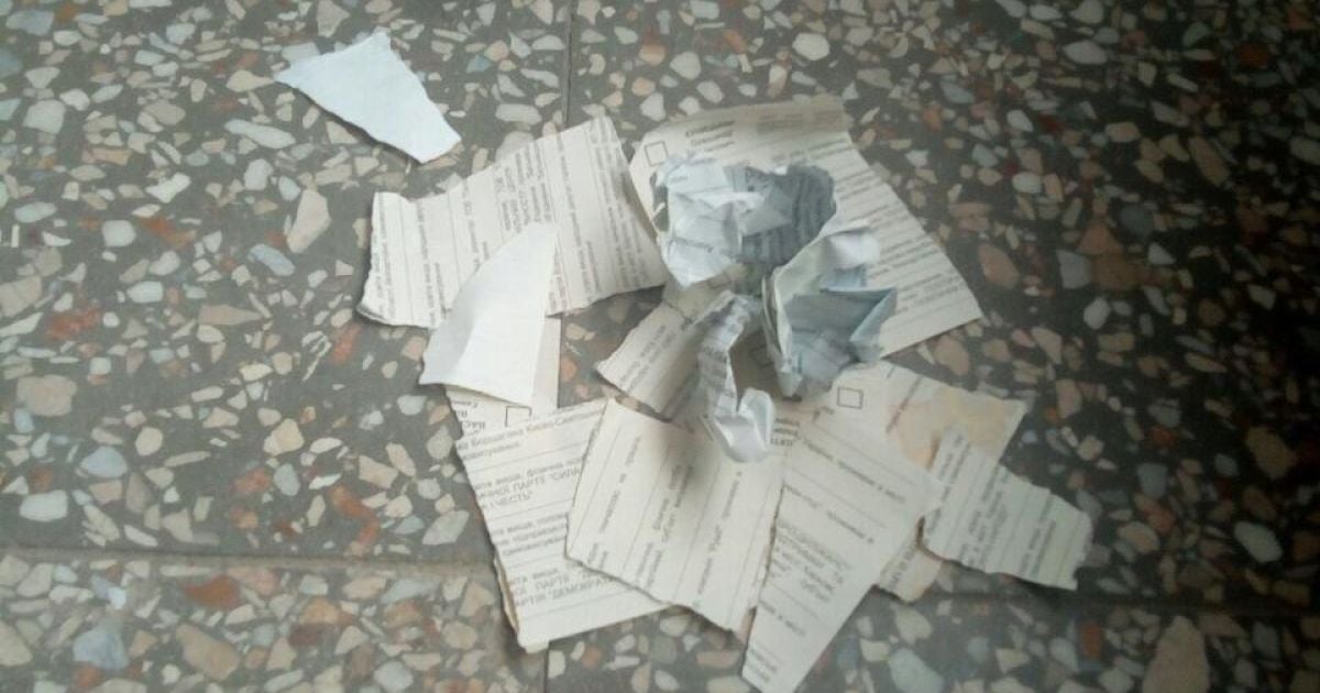 У Харкові виборці демонстративно розірвали бюлетені