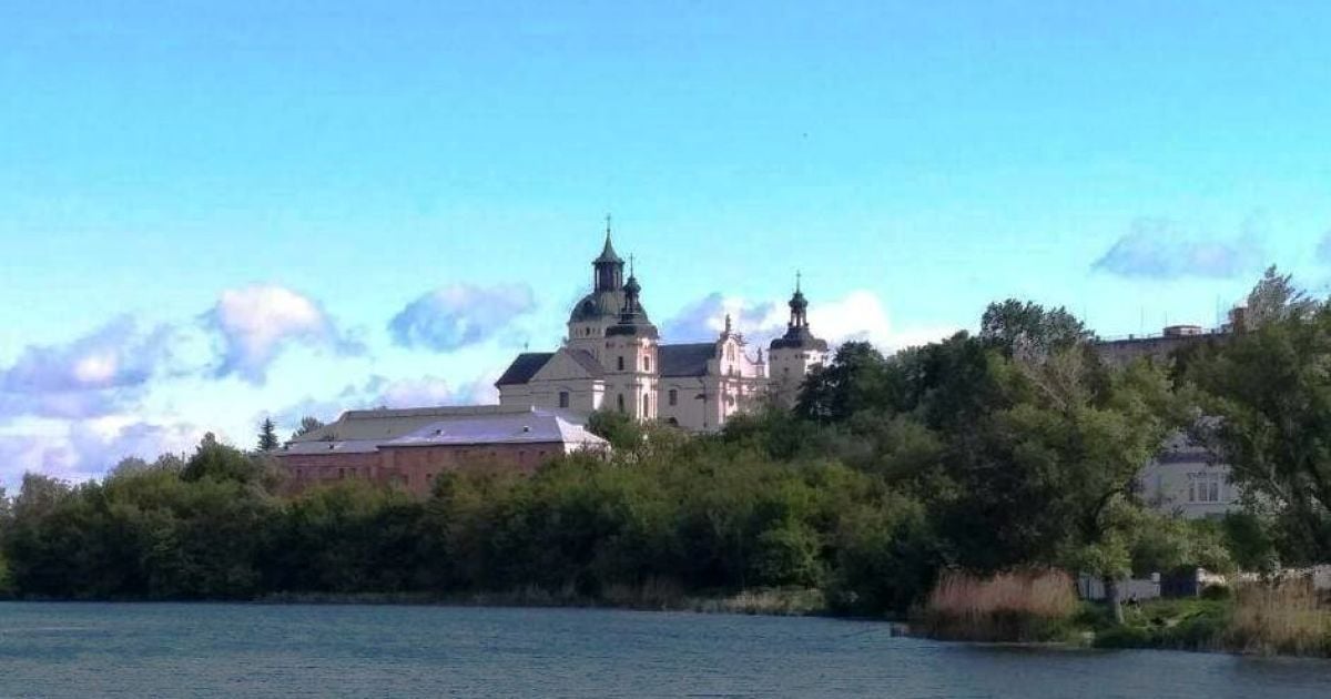 "Монастырь Босых кармелитов". В Бердичевском монастыре Босых кармелитов хранится коронованная чудотворная икона Матери Божьей Бердичевской. Фото автора