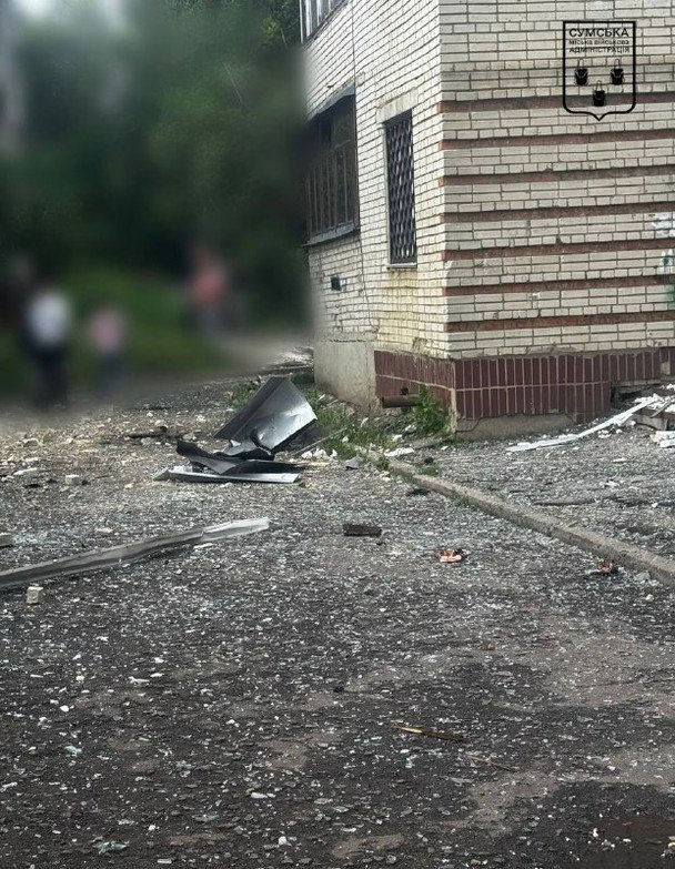 Беспилотник попал в крышу многоквартирного дома в Сумах / © Сумская ОВА