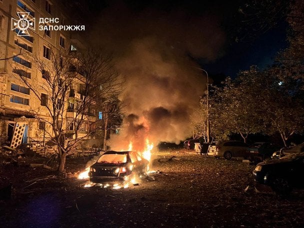 Від обстрілу Запоріжжя постраждали вісім багатоповерхівок та вісім приватних будинків / © ДСНС