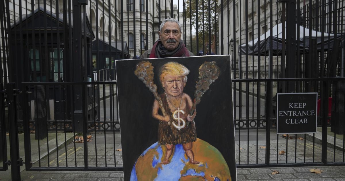 Політична карикатура на Дональда Трампа на вулиці Лондона