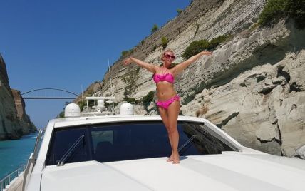 Камалия похвасталась фигурой в бикини на яхте в Греции