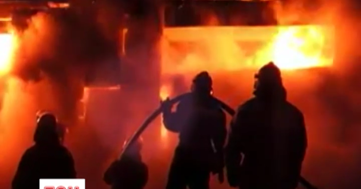 В Киеве более 10 часов горел цех с мебелью