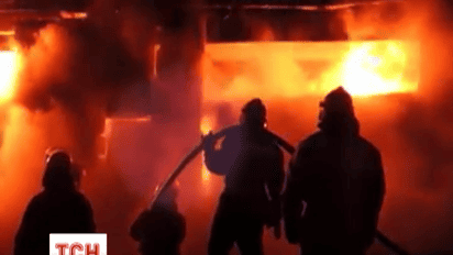 В Киеве горит деревообрабатывающий цех