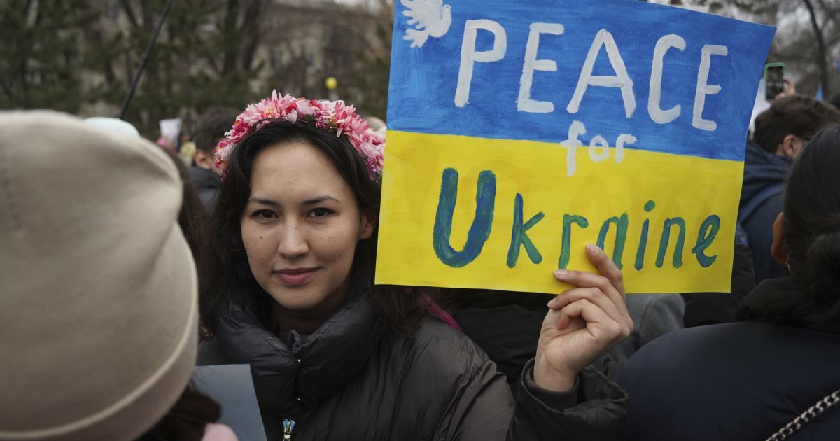 "Це феноменальна історія" - Подоляк про проукраїнські мітинги та настрої людей
