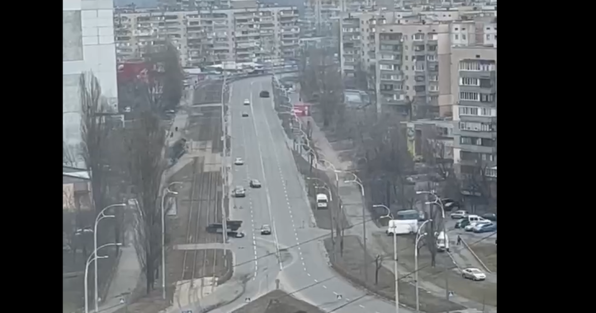 В Киеве оккупанты танком переехали автомобиль: видео