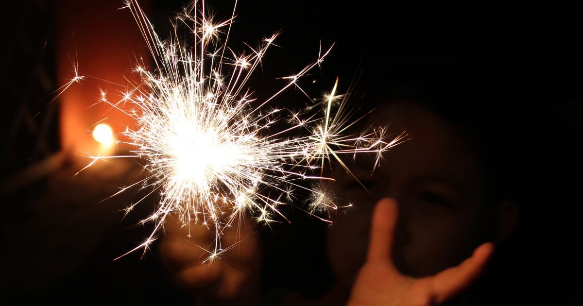 У казахстанському садку запалили феєрверки під час свята. Іскри полетіли просто у дітей