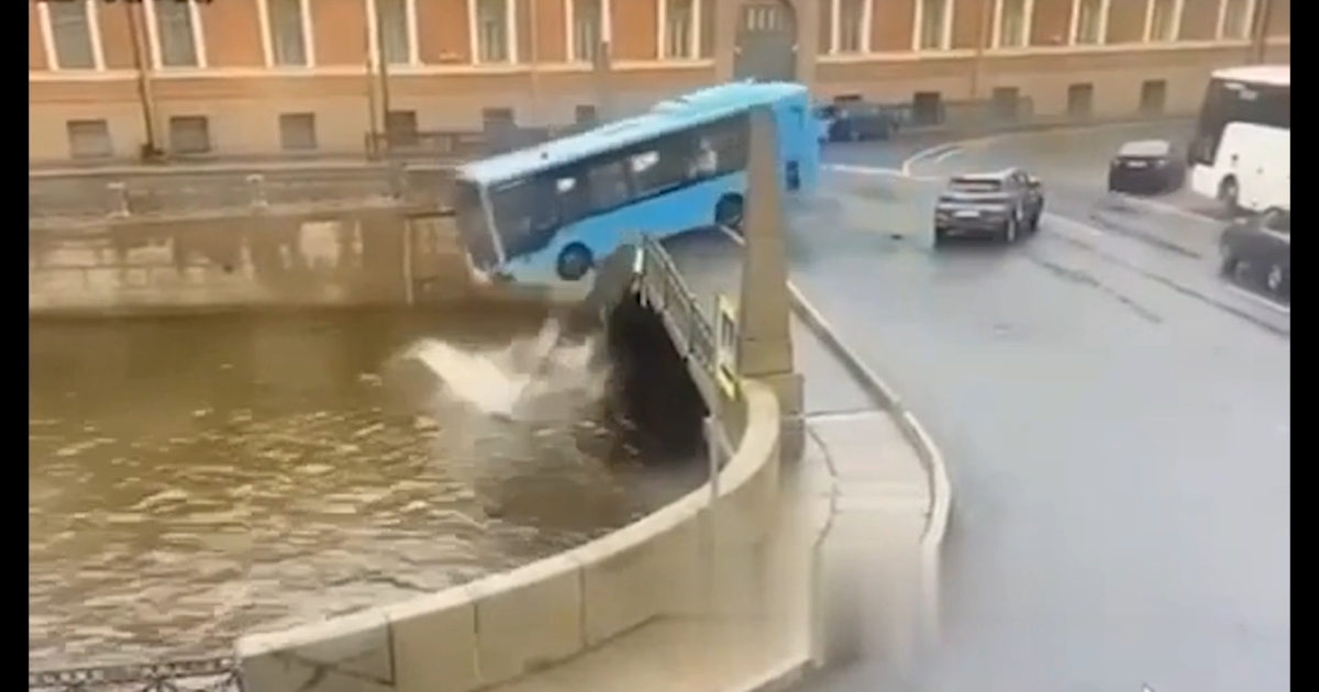 Рейсовый автобус в Санкт-Петербурге взлетел с моста в воду