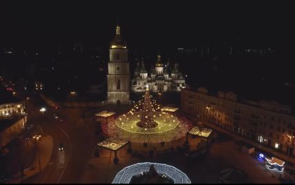 В Киеве загорелась праздничными огнями главная елка страны (видео)