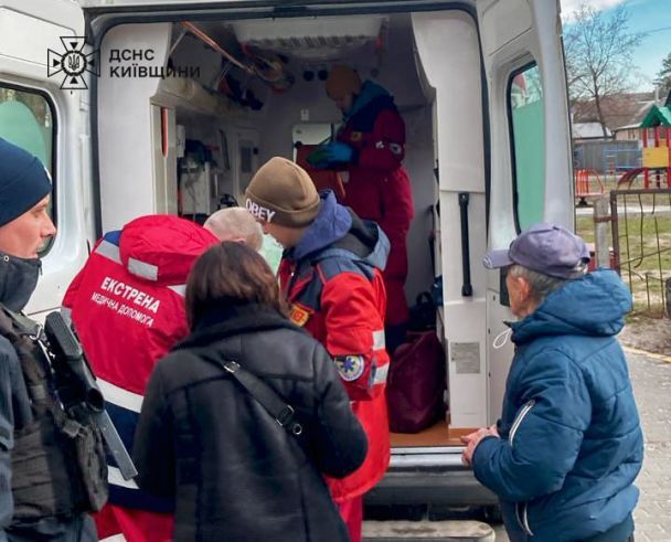 В Ірпені жінка випала з вікна на дах аптеки  / Фото: ДСНС у Київській області