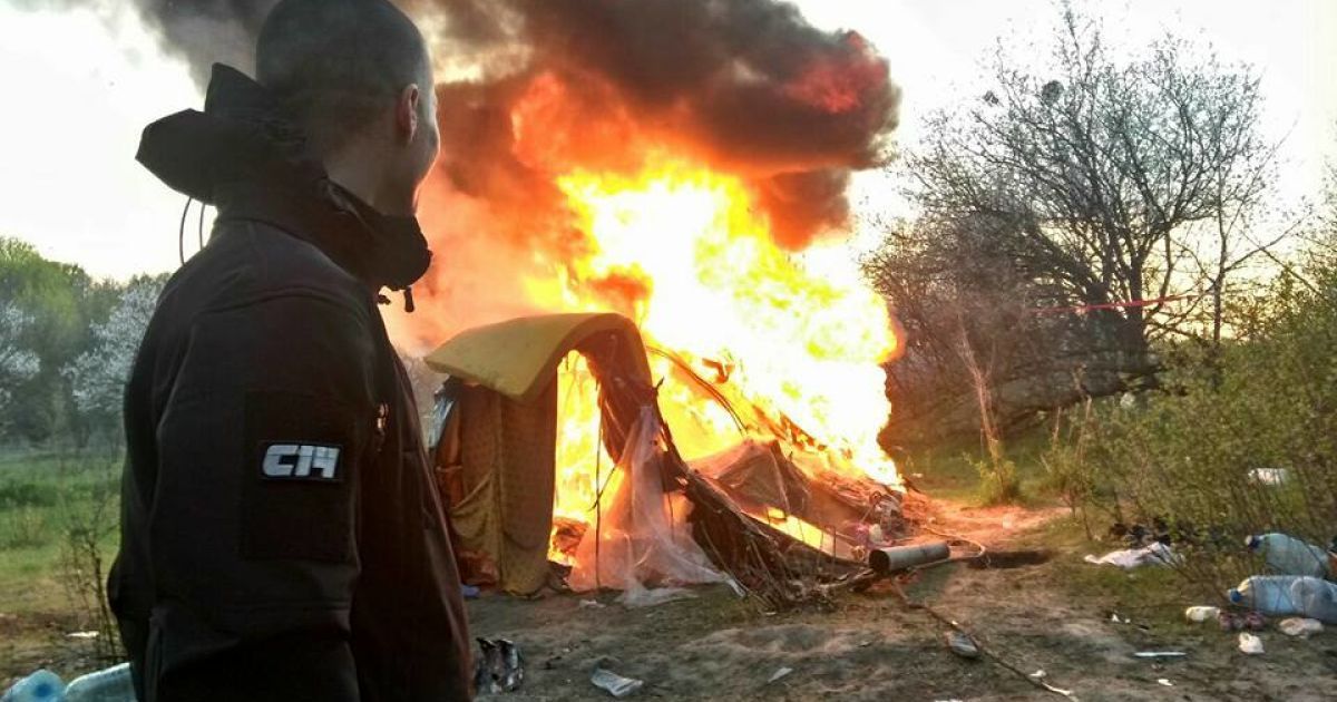 В Киеве сожгли лагерь цыган