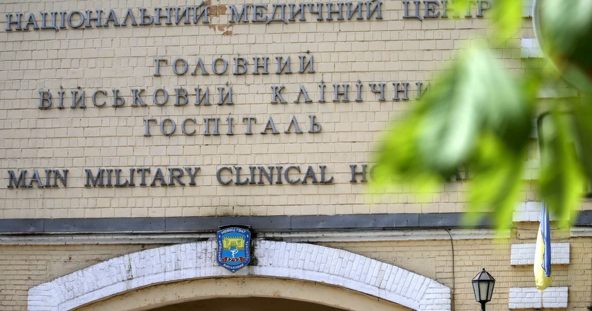 В военном госпитале Киева поженились раненный разведчик и его невеста с Донбасса
