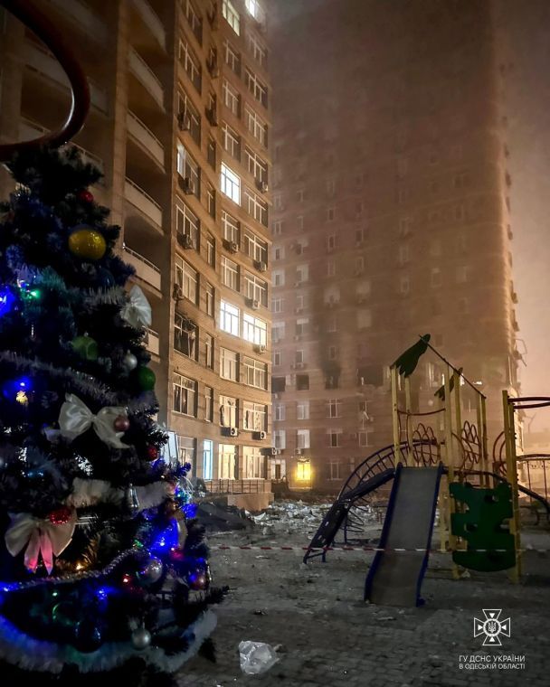 Новорічна ялинка у дворі розбомбленого хмарочоса в Одесі / © ДСНС України в Одеській області