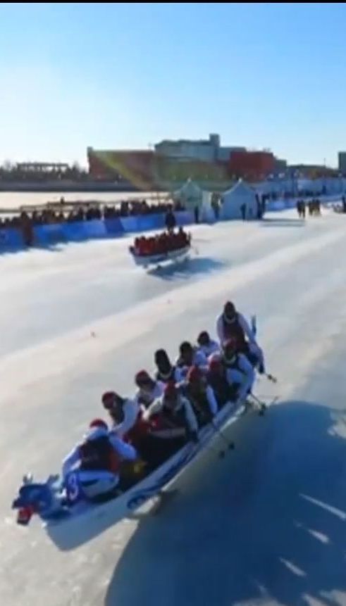 В Китае устроили первый чемпионат мира по гонкам в лодках-драконах по льду
