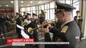 В столичном метро первый день весны встретили музыкальным флэшмобом и цветами