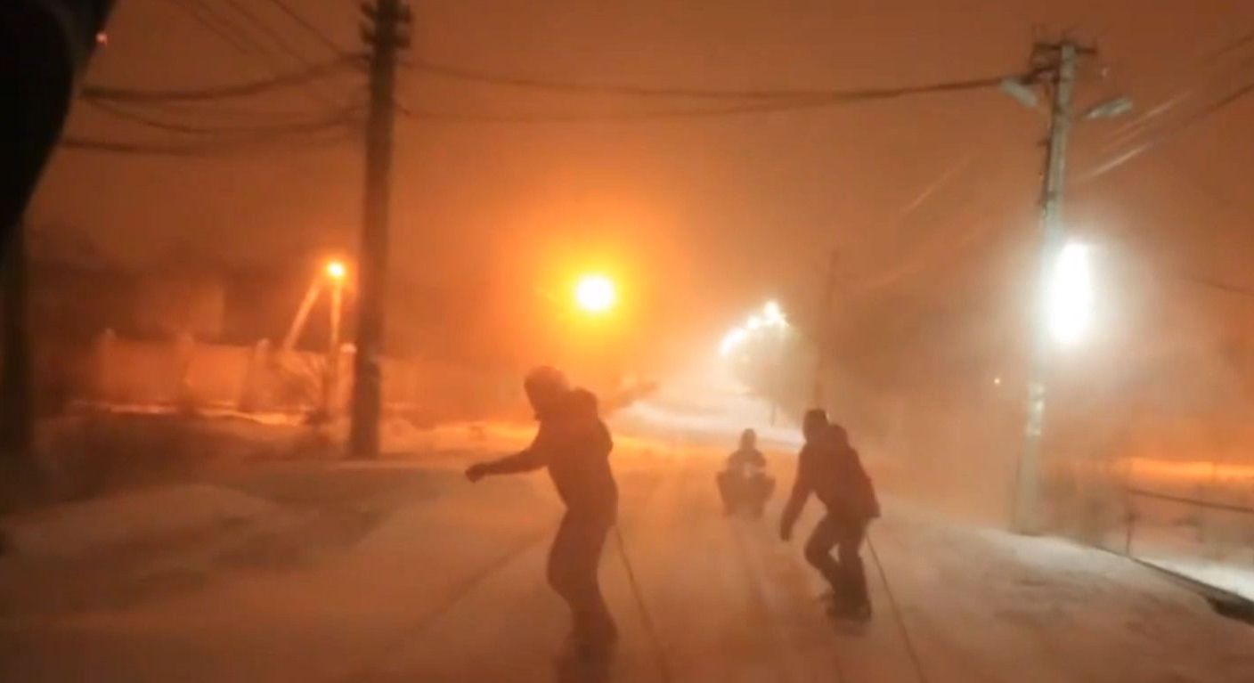 Одесские сноубордисты устроили ночные гонки по заснеженным улицам