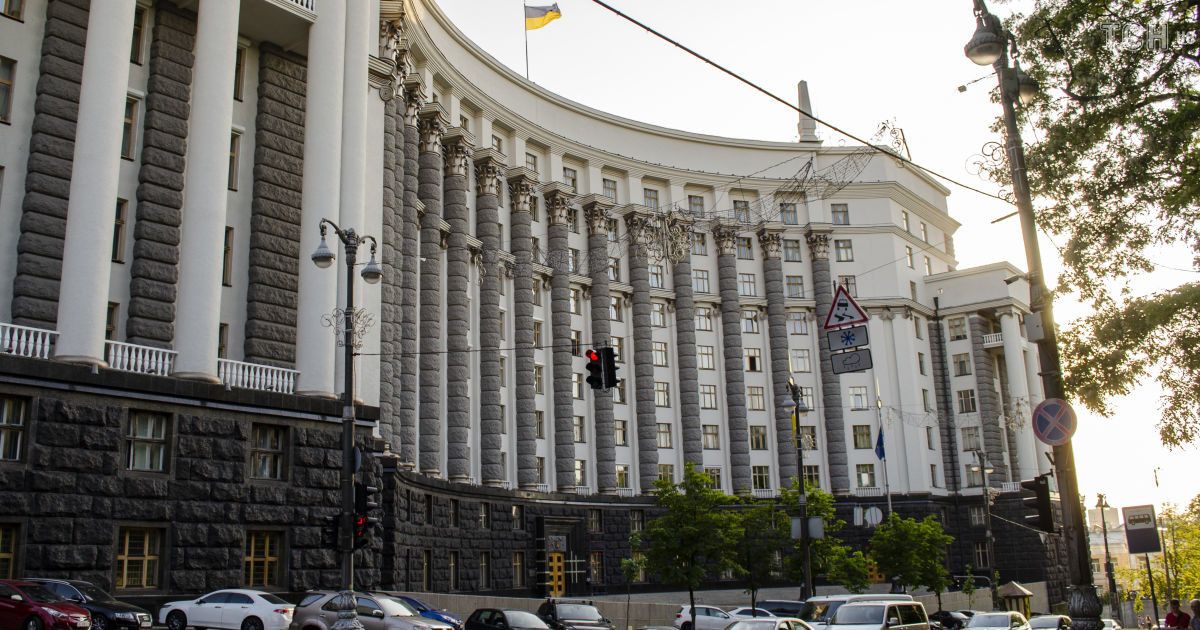 В Кабмин ворвался мужчина с гранатой: угрожает взорвать себя
