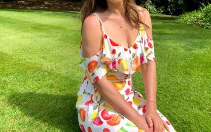 В ярком платье на газоне: Элизабет Херли встречает лето