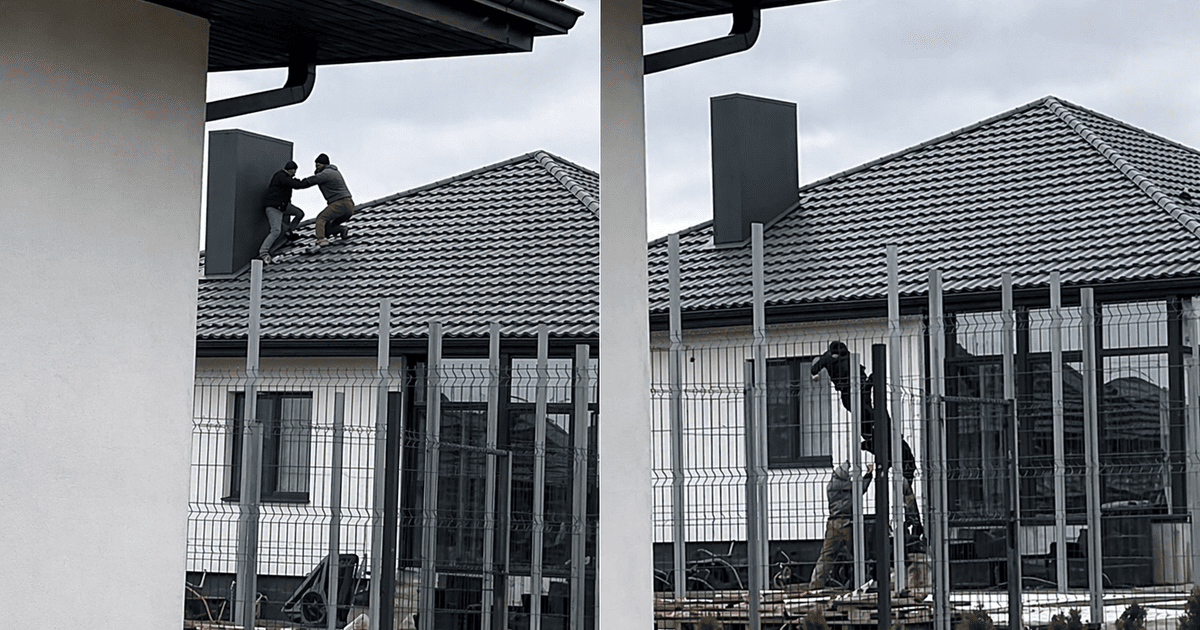 Во время силового задержания на Волыни мужчину сбросили с крыши дома