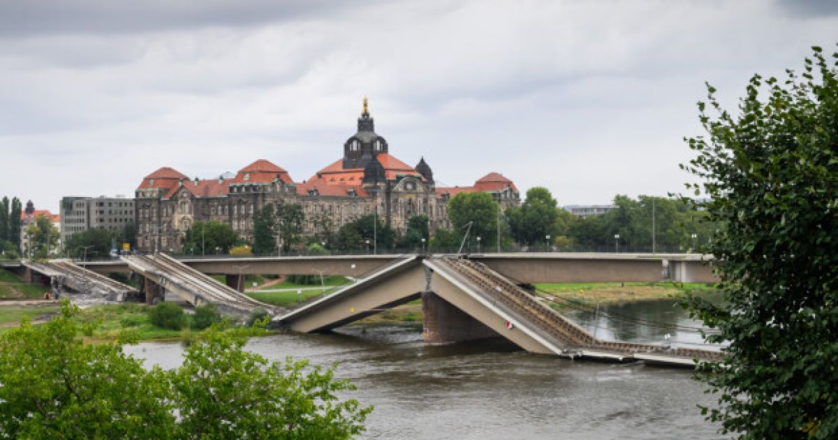 Уламки мосту Карола тепер можна купити на згадку в сувенірній крамниці