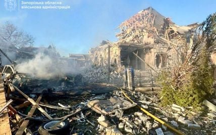 Вибухи на Запоріжжі: ворог обстріляв житлові будинки та лікарню (фото, відео)