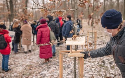 Экс-президент Украины развесил кормушки для птиц в Голосеевском парке