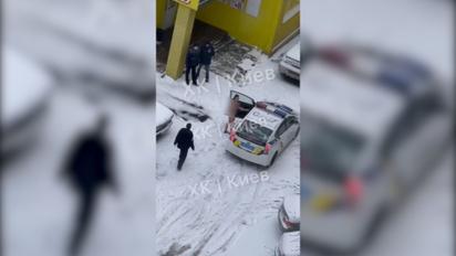 У Києві оголена дівчина бігала за чоловіком