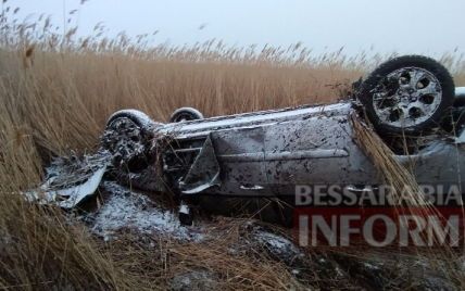 Голову зажало под аркой двери автомобиля: в Одесской области в ДТП погибла девушка