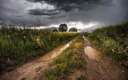 Синоптики попереджають про погіршення погоди: які регіони 12 серпня накриють грози