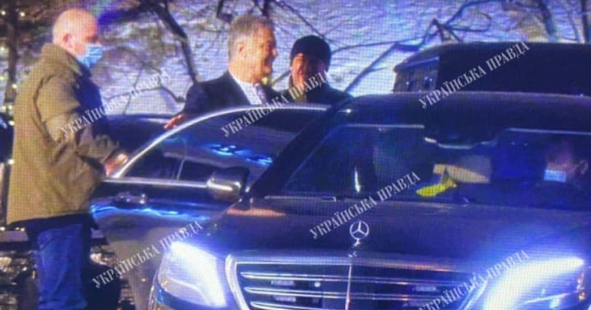 Порошенко після суду вирушив разом із соратниками до ресторану (фото)