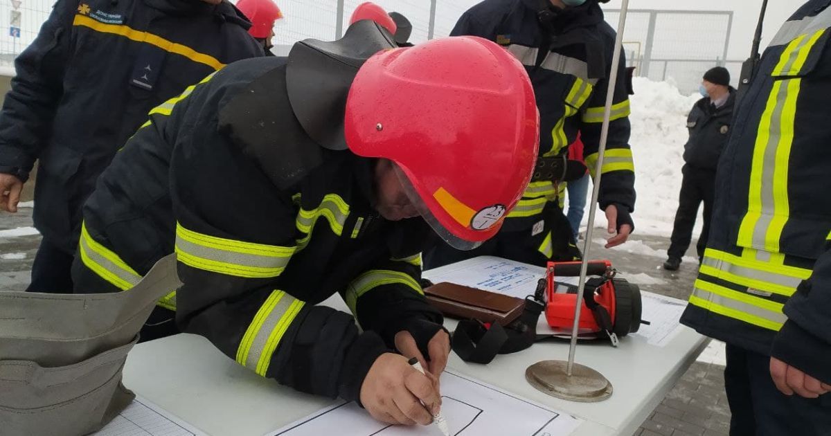 пожежа в епіцентрі у первомайську_5 / © ГСЧС