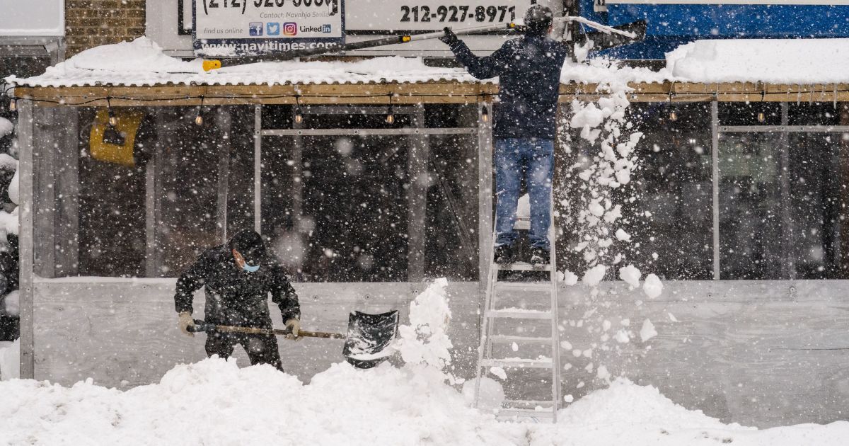 Хурделиця, град та шквальний вітер: шторм накрив сім американських штатів