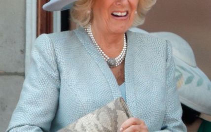 В голубом наряде и с питоновым клатчем: эффектная герцогиня Корнуольская на праздничном мероприятии