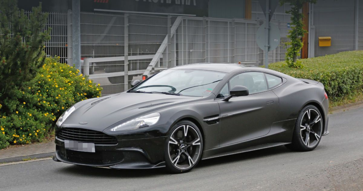 У Києві елітне купе Aston Martin покарали за неправильну парковку