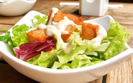 Легко и вкусно: как обогатить питательным белком обычный салат