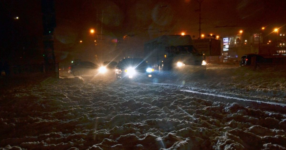 Сильные снегопады разделили Украину пополам, тысячи людей застряли в сугробах