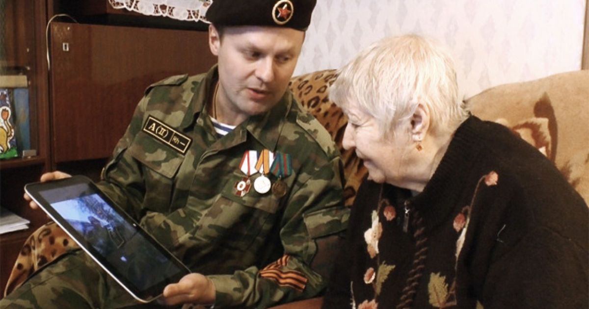 Журналіст хвалиться бабусі, як вбивав українців на Донбасі.