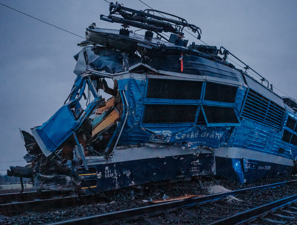 У Чехії пасажирський потяг протаранив тягач з буровою установкою / Фото: IDNES