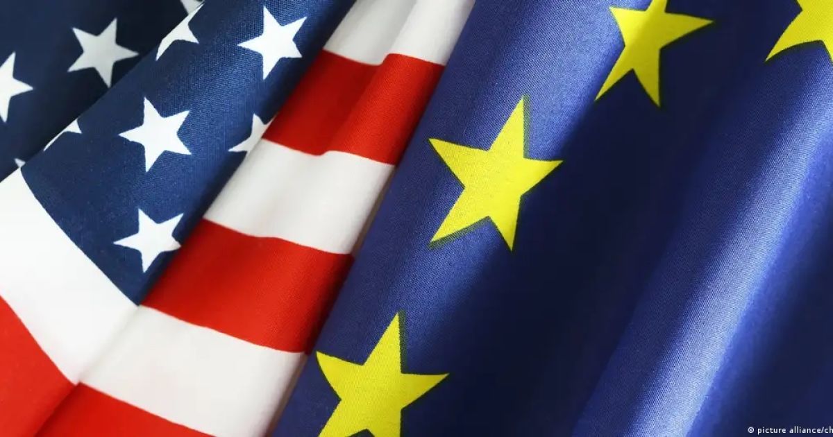 Прапори США та Євросоюзу / Фото: picture alliance / chromorange/ C. Ohde