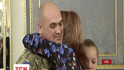 Легендарный комбат «киборгов» Олег Кузьминых впервые за четыре месяца встретился с родными