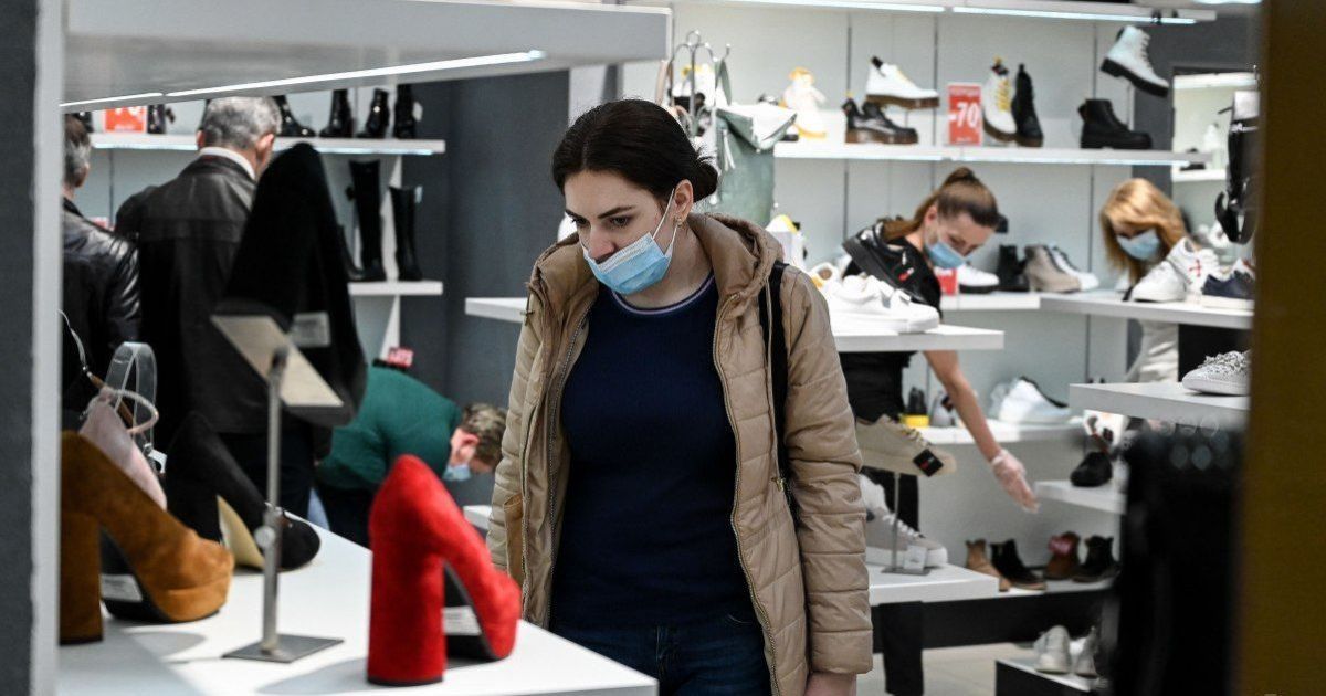 В Киеве открыли торговые центры: много ли покупателей и придерживаются ли они карантинных норм