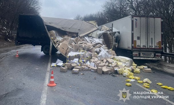 На Львівщині водій вантажівки помер у кареті швидкої після ДТП / © Поліція Львівської області