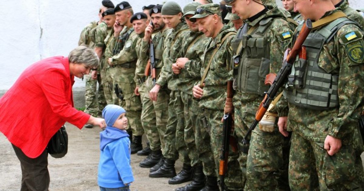 Бойцы батальона патрульной службы милиции специального назначения "Ивано-Франковск" перед отправкой в зону проведения АТО, в Ивано-Франковске. / © УНИАН