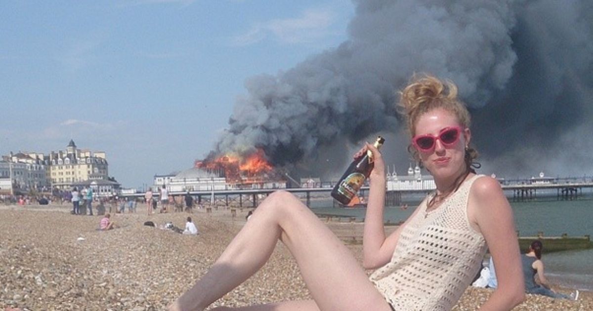 Подружки весело позують на фоні вибуху / © Фото із соціальних мереж