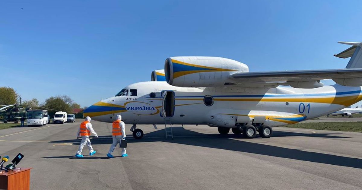До Києва повернулися медики, які допомагали боротися з коронавірусом в Італії