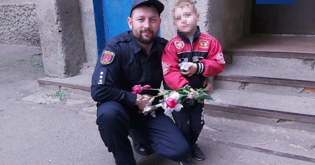 Пошел за цветами маме и потерялся: в Одессе патрульные вернули домой пятилетнего малыша