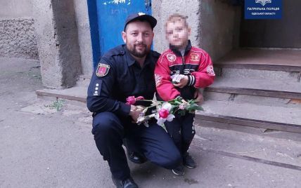Пішов по квіти мамі і загубився: в Одесі патрульні повернули додому п'ятирічного малюка