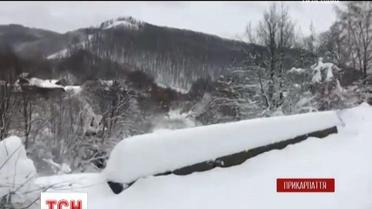 Туристи застрягли в Карпатах через сильний снігопад
